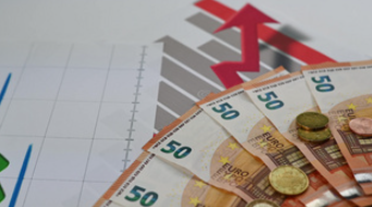 原油市场转折之年：过剩压力如乌云压顶 油价明